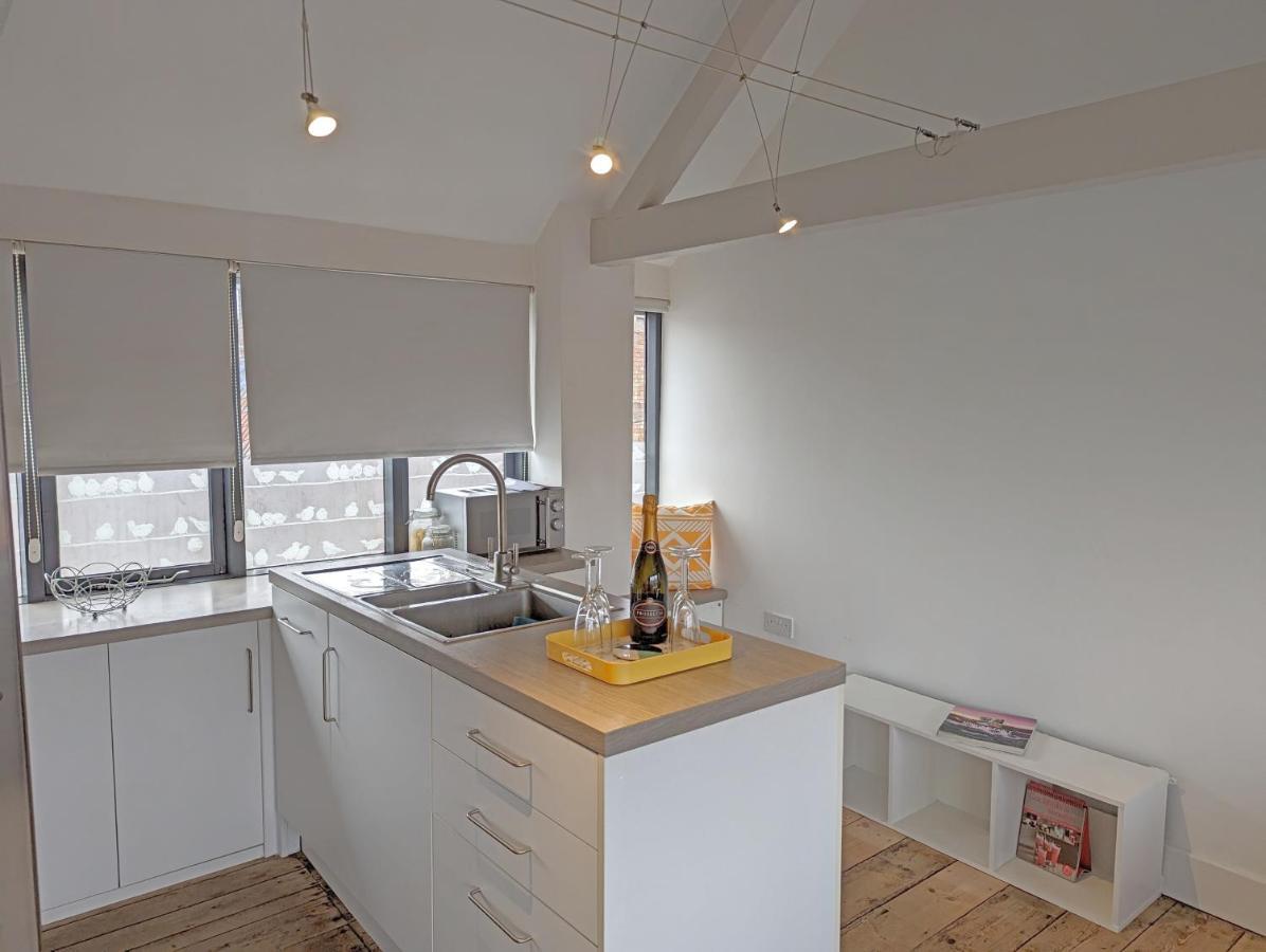 Contractor And Family Friendly Grade II Townhouse- 3 Bedrooms- Free Parking NWI Exterior foto